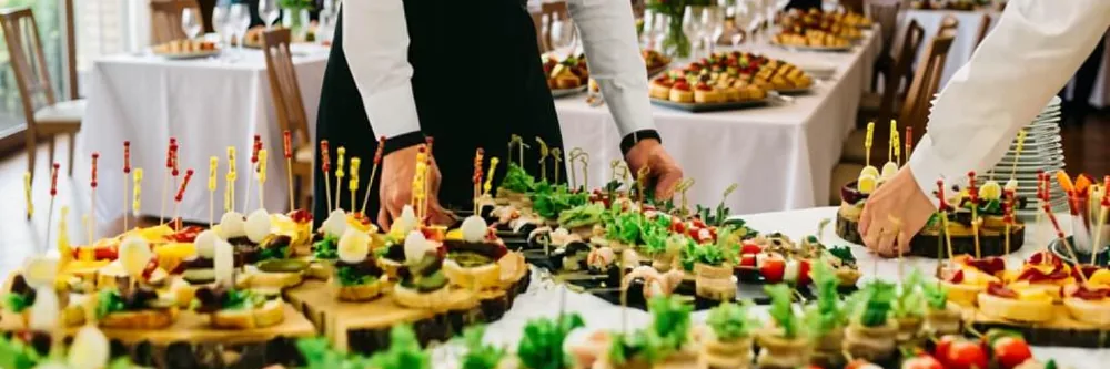 Официанты сервируют канапе перед выносом