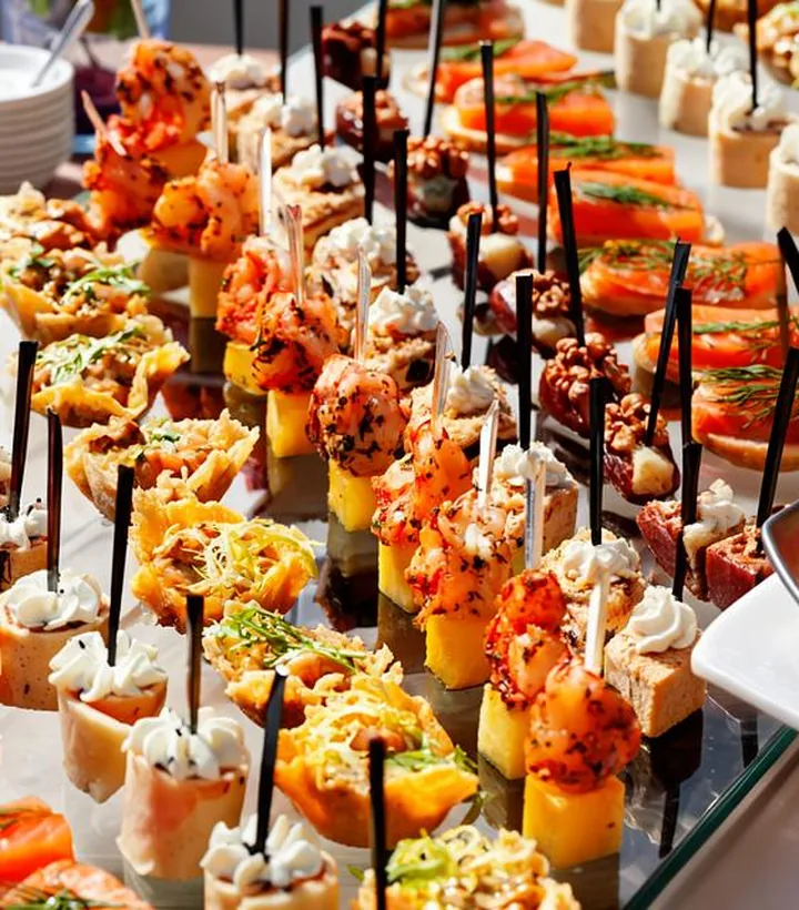 Канапе и брускетты крупным планом